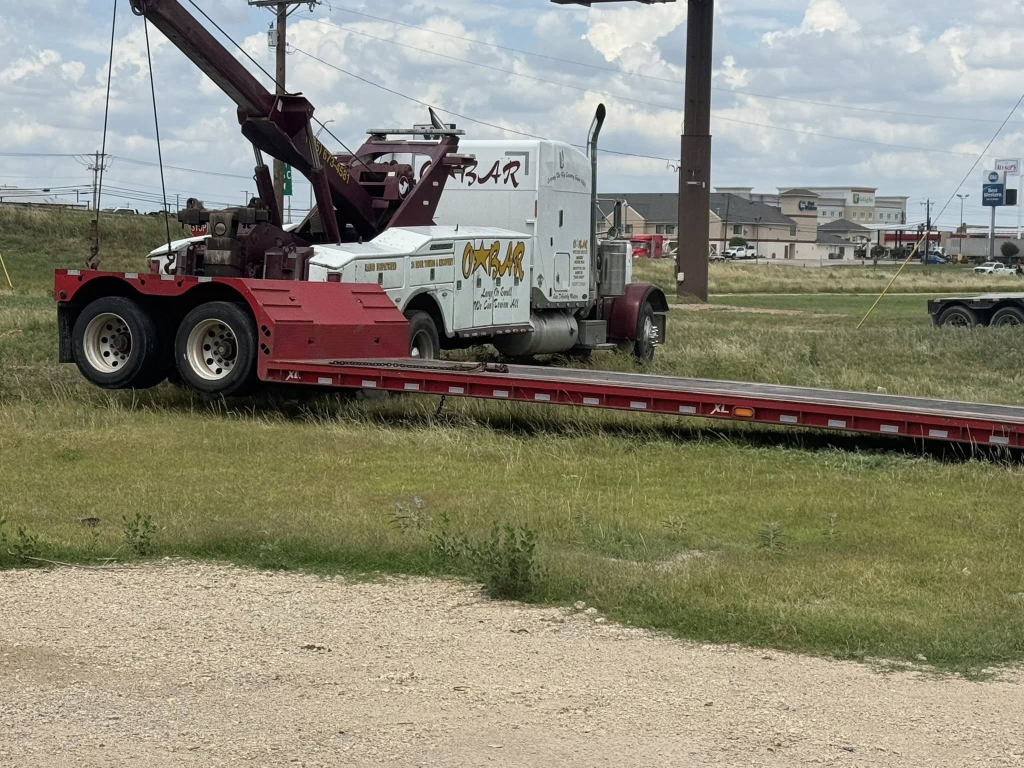 O'Bar wrecker assisting a box truck